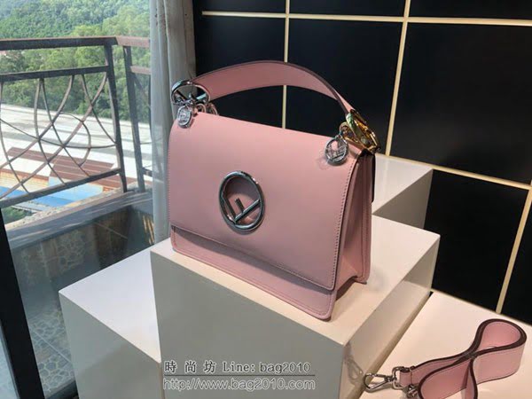 FENDI女包 嫩粉色 KAN I LOGO 中號手袋 芬迪女斜挎包 可斜背或手拿  fdz2086